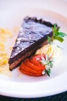 スタンソープにあるHigh Street Motor Innの白い皿にイチゴが乗ったチョコレートデザート