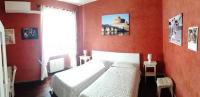 A bed or beds in a room at CiaoRoma!