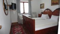 - une chambre avec un lit en bois et une télévision dans l&#39;établissement Gasthof Jaegerwirt, à Au an der Donau