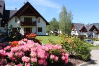 Vonkajšia záhrada v ubytovaní "Rodzinny Apartament pod Śnieżką" na osiedlu "Apartamenty pod Śnieżką"