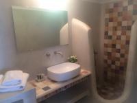 A bathroom at Thera Incognita Studios