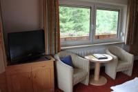 Telewizja i/lub zestaw kina domowego w obiekcie Hotel Garni Waldhof - Wohlfühlen am Lech