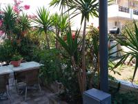 A garden outside 9 Musses ROOMS-studios