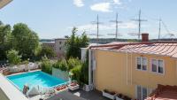 una casa con piscina al lado de un edificio en Hotel Cikada, en Mariehamn