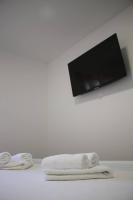 TV a/nebo společenská místnost v ubytování Apartments Holiday Baška Voda