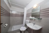 ein Badezimmer mit einem Waschbecken, einem WC und einem Spiegel in der Unterkunft Apartments Kovačić in Makarska