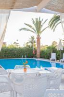 Bazén v ubytování Creta Aquamarine Hotel nebo v jeho okolí