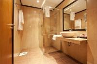 A bathroom at Best Western Plus Bristol Hotel