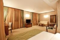 A television and/or entertainment centre at Best Western Plus Bristol Hotel