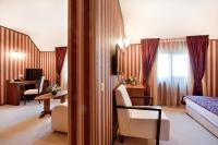 A bed or beds in a room at Best Western Plus Bristol Hotel