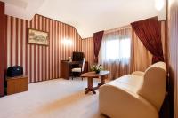 A television and/or entertainment centre at Best Western Plus Bristol Hotel