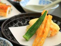 旅館の敷地内または近くでの食事または食べ物