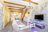 Telewizja i/lub zestaw kina domowego w obiekcie Holiday House Kate