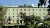 un gran hotel con un cartel en la parte superior en Iskra, en Radom