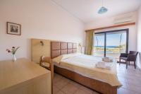 Postel nebo postele na pokoji v ubytování Blue Bay Hotel