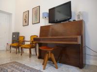 A television and/or entertainment centre at Nori Guest House