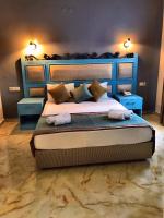 A bed or beds in a room at Hotel Atrium