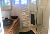 Salle de bains dans l&#39;&eacute;tablissement Loft Christina moderne et confortable, vue lac, climatisation, parking