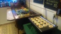 Un mostrador de comida con muffins y otros alimentos. en Rodinný "Hotel U Můstků", en Desná