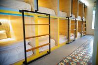 Un grupo de literas en un dormitorio. en Borough Capsule Hostel Bali, en Legian