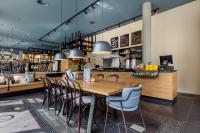 un restaurante con mesa de madera y sillas en Hotel Die Port van Cleve, en Ámsterdam