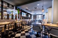 Un bar con sillas y mesas en un restaurante. en Hotel Die Port van Cleve, en Ámsterdam