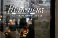 Una ventana con las palabras "hosiers" en ella en Hotel Die Port van Cleve, en Ámsterdam