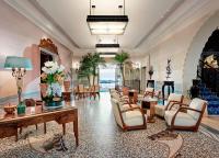 a living room with chairs and a table at Hôtel Belles Rives in Juan-les-Pins