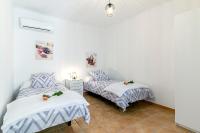 Postel nebo postele na pokoji v ubytování Town House Cas Decu
