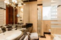 A bathroom at Eurostars Gran Hotel Santiago