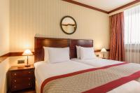 A bed or beds in a room at Eurostars Gran Hotel Santiago