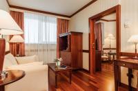 A bed or beds in a room at Eurostars Gran Hotel Santiago