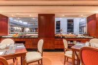 A restaurant or other place to eat at Eurostars Gran Hotel Santiago