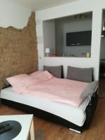 a bed with pink sheets in a room at Ferienwohnung Amalie in Apolda