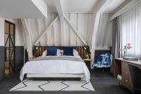 Postel nebo postele na pokoji v ubytování Kimpton De Witt Amsterdam by IHG
