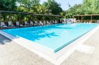 Bazén v ubytovaní Hotel La Bussola alebo v jeho blízkosti