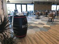 Un comedor con un gran bote de basura en el suelo. en The Originals City, Hôtel de la Confluence, Agen Ouest, en Damazan