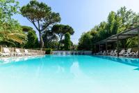 Bazén v ubytovaní Hotel La Bussola alebo v jeho blízkosti