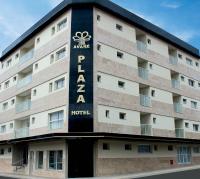 Un edificio con un cartel de hotel en el costado. en Avare Plaza Hotel Plus, en Avaré