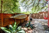 ein Holzzaun mit einem Surfbrett darauf in der Unterkunft Tiny House in Austin