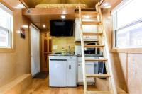 ein kleines Haus mit einer Küche und einer Leiter in der Unterkunft Tiny House in Austin