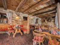 A restaurant or other place to eat at Südtiroler Stube