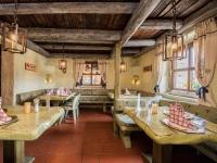 A restaurant or other place to eat at Südtiroler Stube