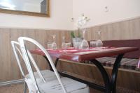 une table rouge avec des verres et des fleurs dessus dans l'établissement Hostal Delgado, à Benabarre