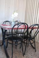 une table avec quatre chaises et une table avec des fleurs dessus dans l'établissement Hostal Delgado, à Benabarre