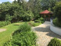 einen Garten mit einem Pavillon im Hintergrund in der Unterkunft Lorenzerhof in Sankt Lorenzen am Wechsel