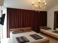 Łóżko lub łóżka w pokoju w obiekcie Rooms & Apartments Hegic