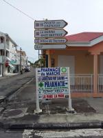 a street sign on the side of a street at Appartement à la Résidence LA PLANTATION RESORT and SPA in Saint-François