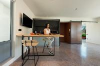 Televízia a/alebo spoločenská miestnosť v ubytovaní Acropolis View Luxury Apartment