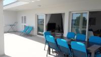 Televízia a/alebo spoločenská miestnosť v ubytovaní Villa-Apartments Karmel